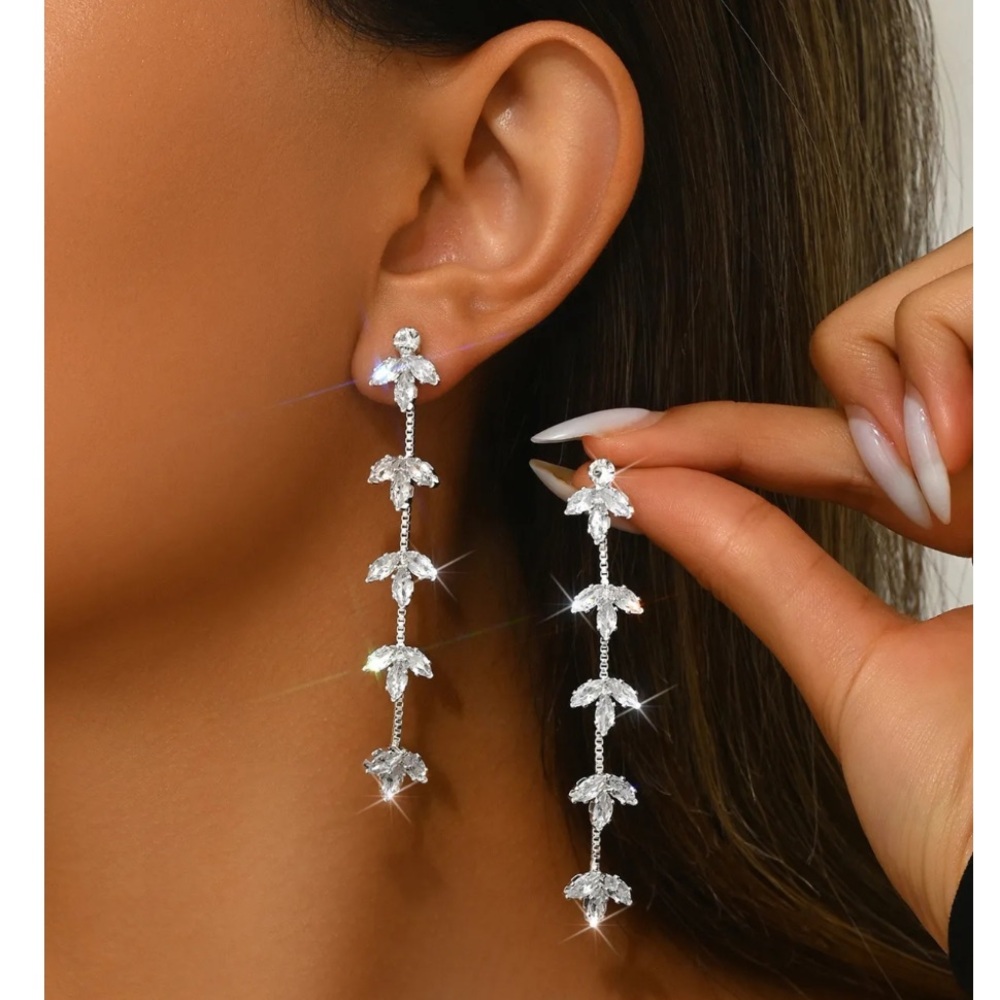 NWT LOVISA Silver Crystal Floral Diamond Dangle Drop Cubic Zirconia CZ Earrings